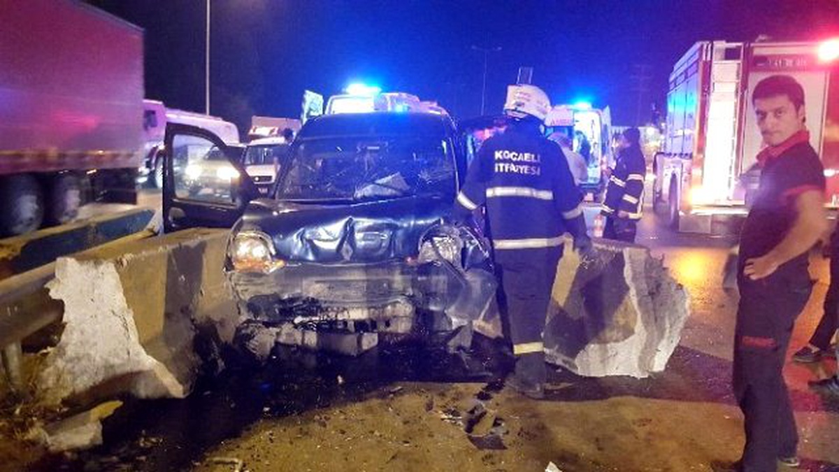 Aşırı Hızla Çarptığı Beton Bariyeri Parçaladı!