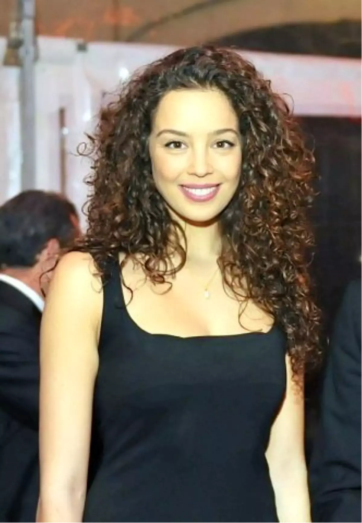 Azra Akın \'Poyraz Karayel\'in Kadrosundan Çıkarıldı