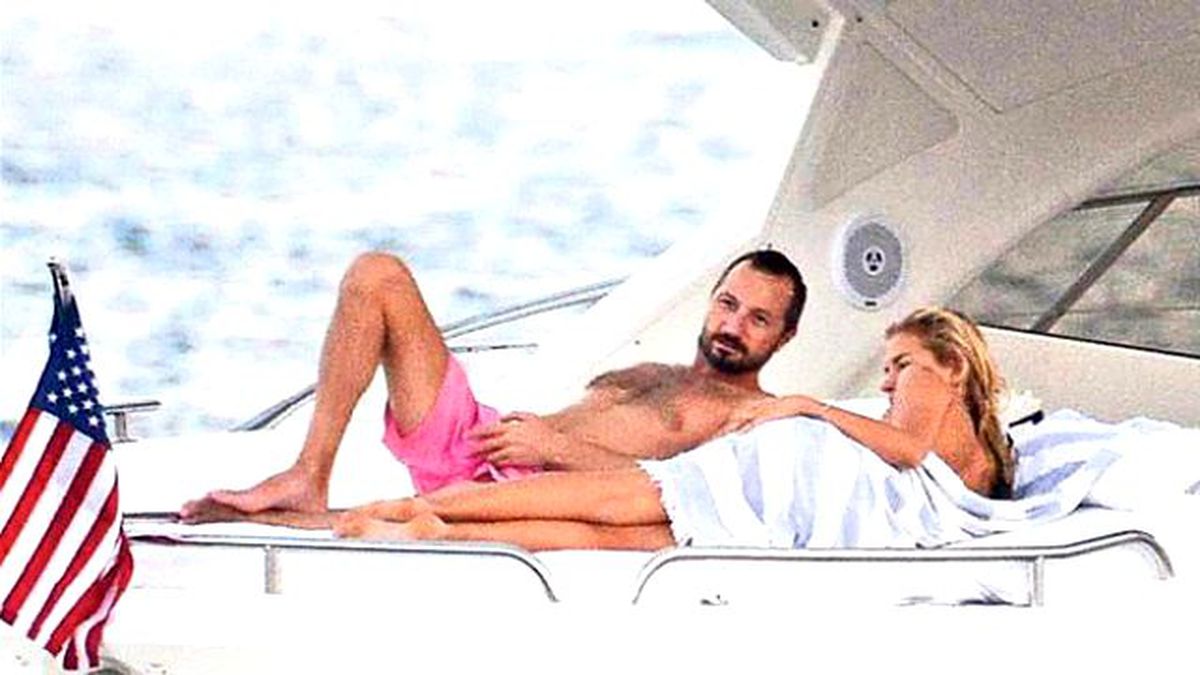 Burcu Esmersoy Yeni Sevgilisiyle İlk Kez Görüntülendi