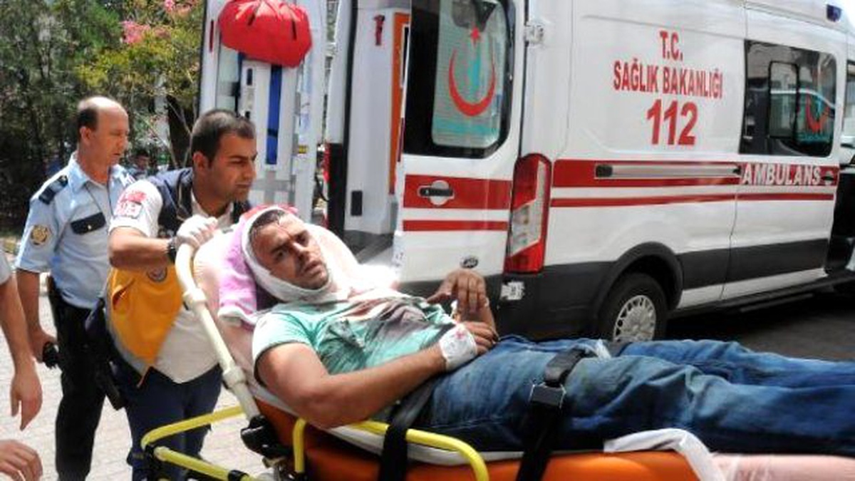 Çocukları İçin Sopalarla Kavga Ettiler: 2 Yaralı