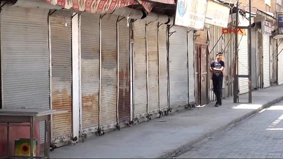 Hakkari ve Yüksekova\'da Kepenkler Kapalı