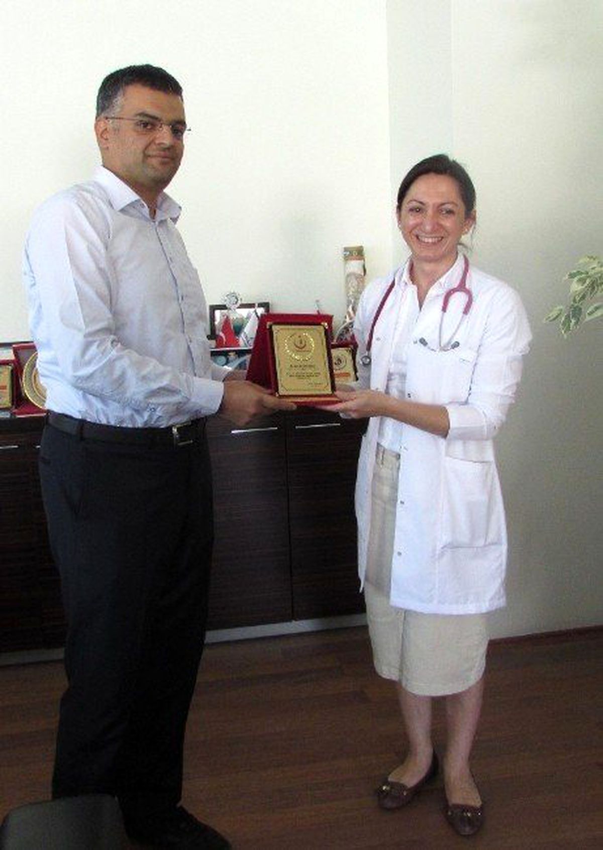 Halk Sağlığı Müdürlüğü\'nden Yılın Doktor Adayı Okulu\'ya Plaket