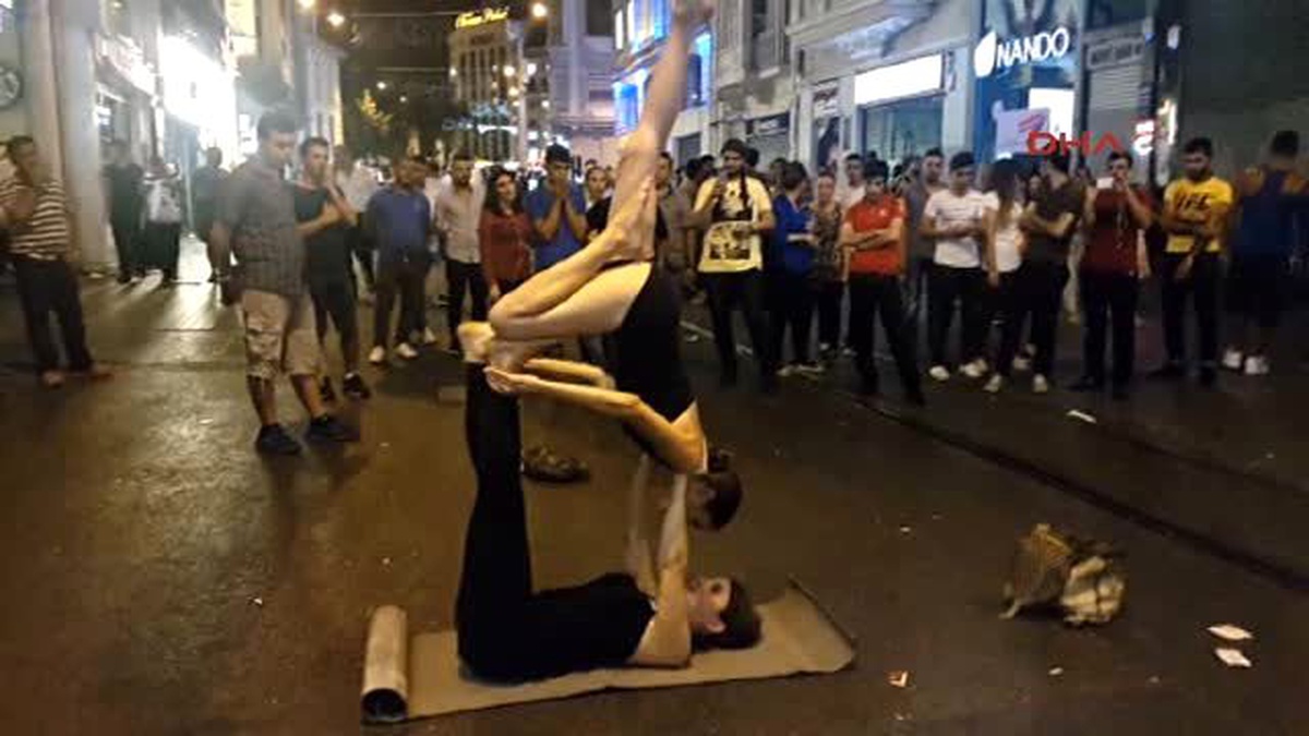 İstiklal Caddesinde Yoga Gösterisi