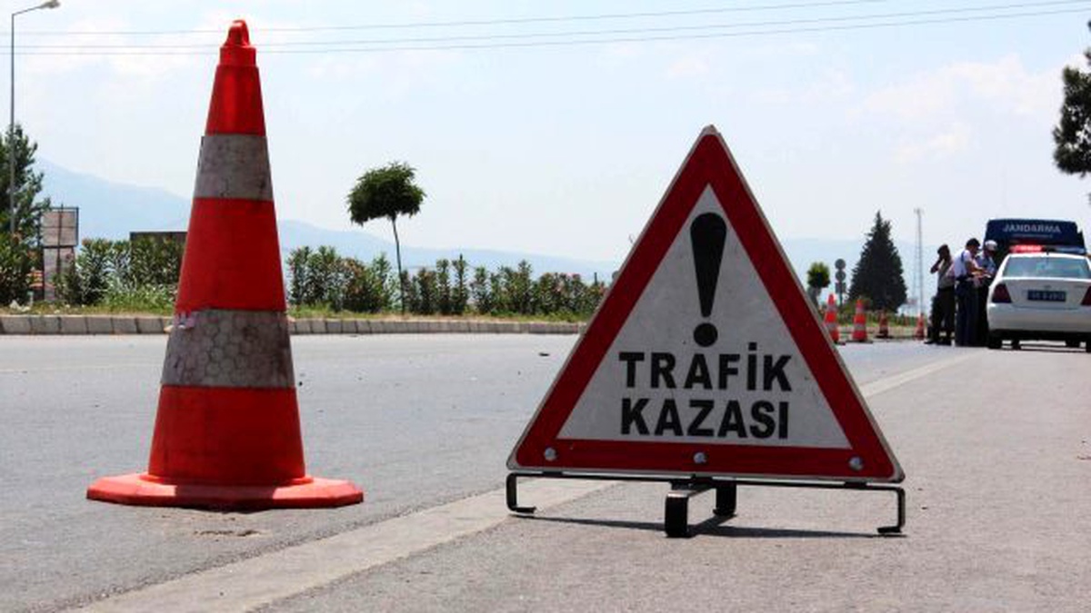 İzmir\'de Otomobil Tır\'a Çarptı: 2 Yaralı