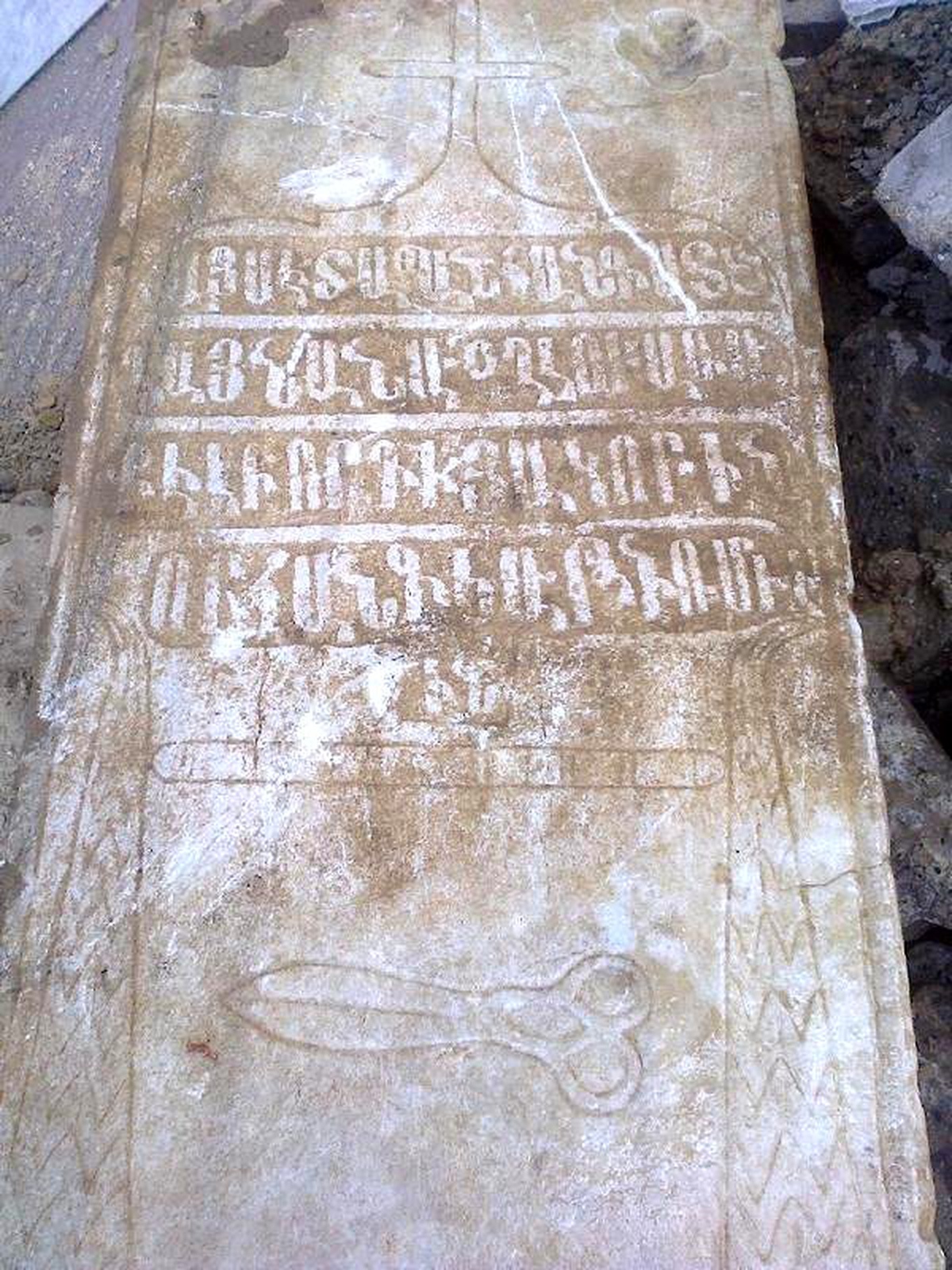 Kanalizasyon Çalışmasında Ermeni Mezar Taşları Bulundu