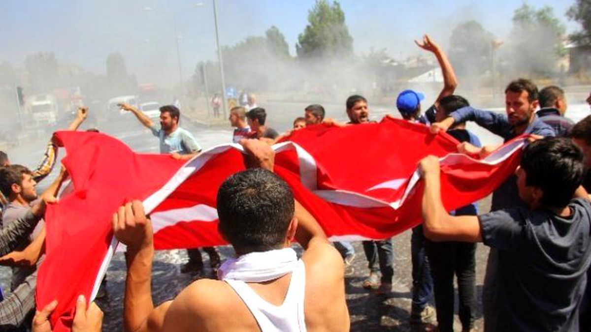 Erzurum'da Vatandaşlar Yol Kapatarak Teröre Tepki Gösterdi