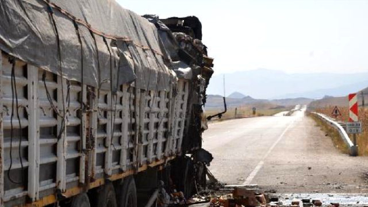 PKK, Doğubayazıt-Ağrı Kara Yolunda TIR Yaktı