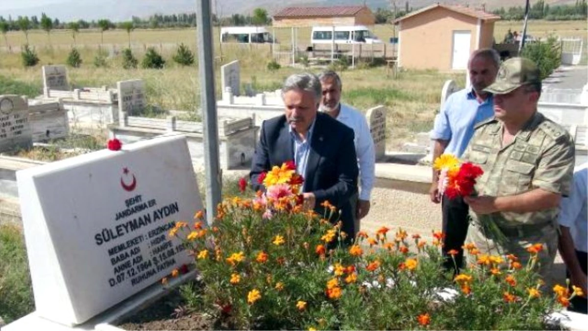 PKK\'nın 31 Yıl Önce İlk Şehit Ettiği Komando Er Süleyman Aydın Mezarı Başında Anıldı