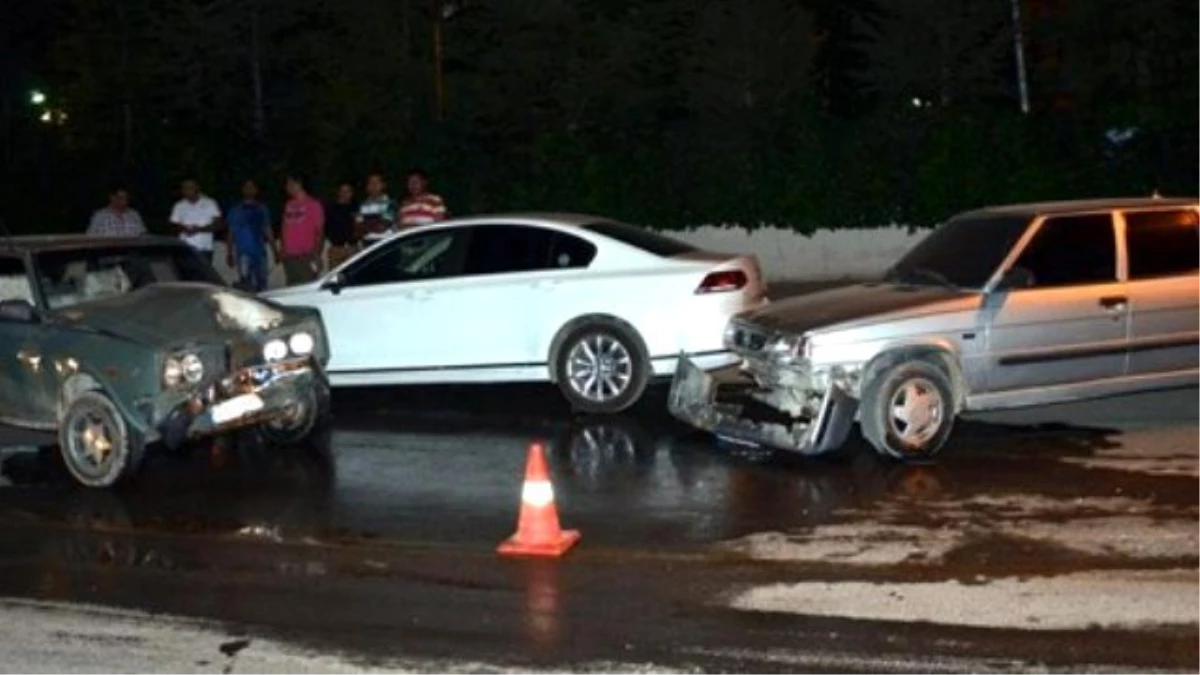 Elbistan\'da Polisin Dur İhtarına Uymayan Sürücü Kaza Yaptı: 4 Yaralı