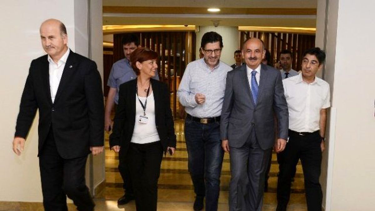 Sağlık Bakanı Müezzinoğlu\'ndan Başkan Burkay\'a Geçmiş Olsun Ziyareti