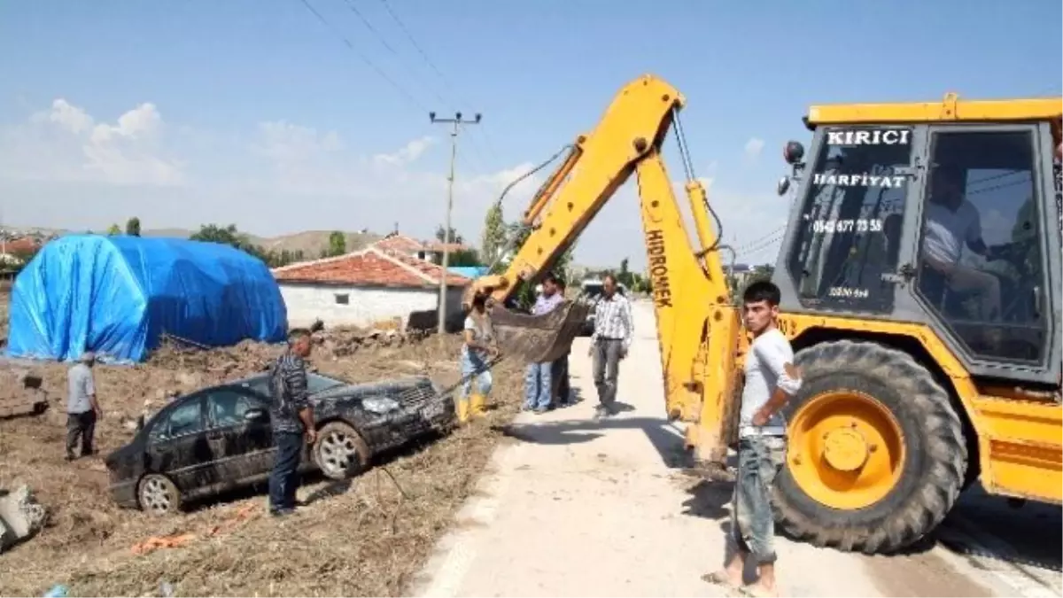 Sel Suları Otomobili Sürükledi, Duvarları Yıktı