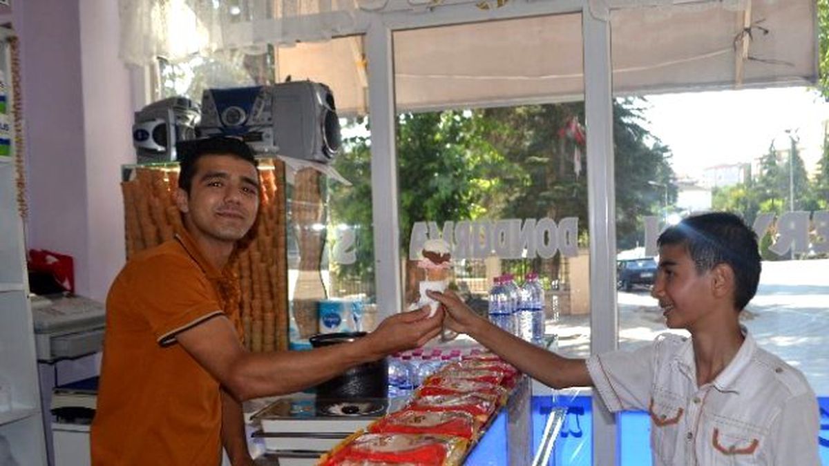 Sıcaklardan Bunalanlar Serinlemek İçin Dondurmacılara Koşuyor