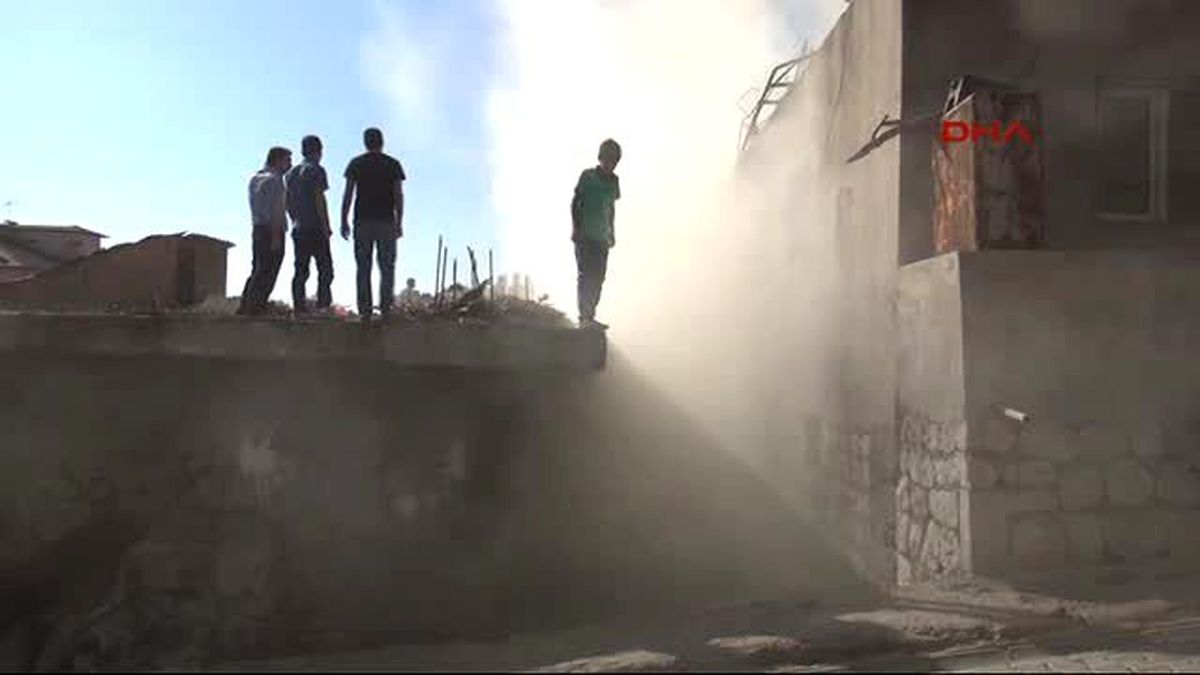 Şırnak'ta Sokaklara Barikat Kuran Göstericilere Polis Müdahale Etti