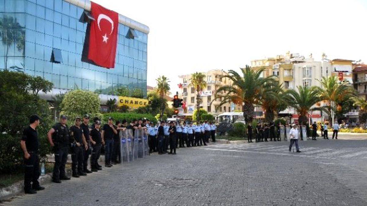 Alanya'da Terörü Protesto Eden Grup, HDP İlçe Binasına Saldırdı