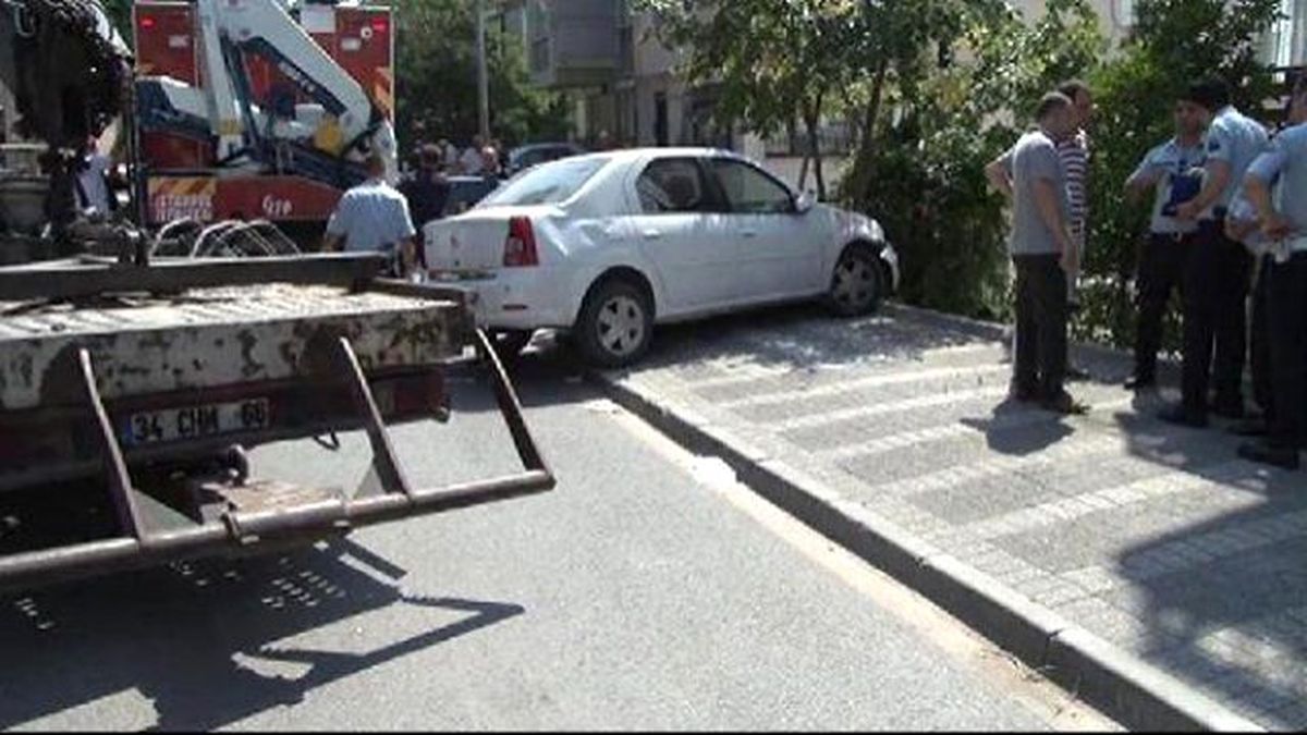 Bahçelerinde Çay İçerken Başlarına Otomobil Düştü: 1 Ölü, 3 Yaralı