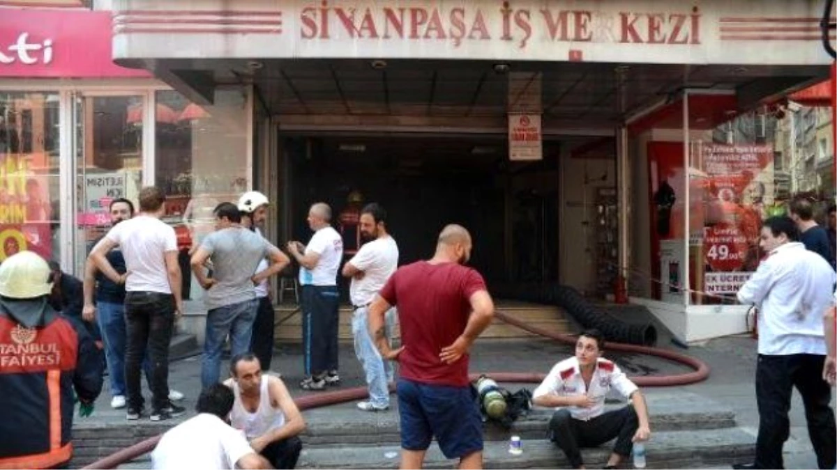 Beşiktaş\'ta İş Merkezinde Korkutan Yangın