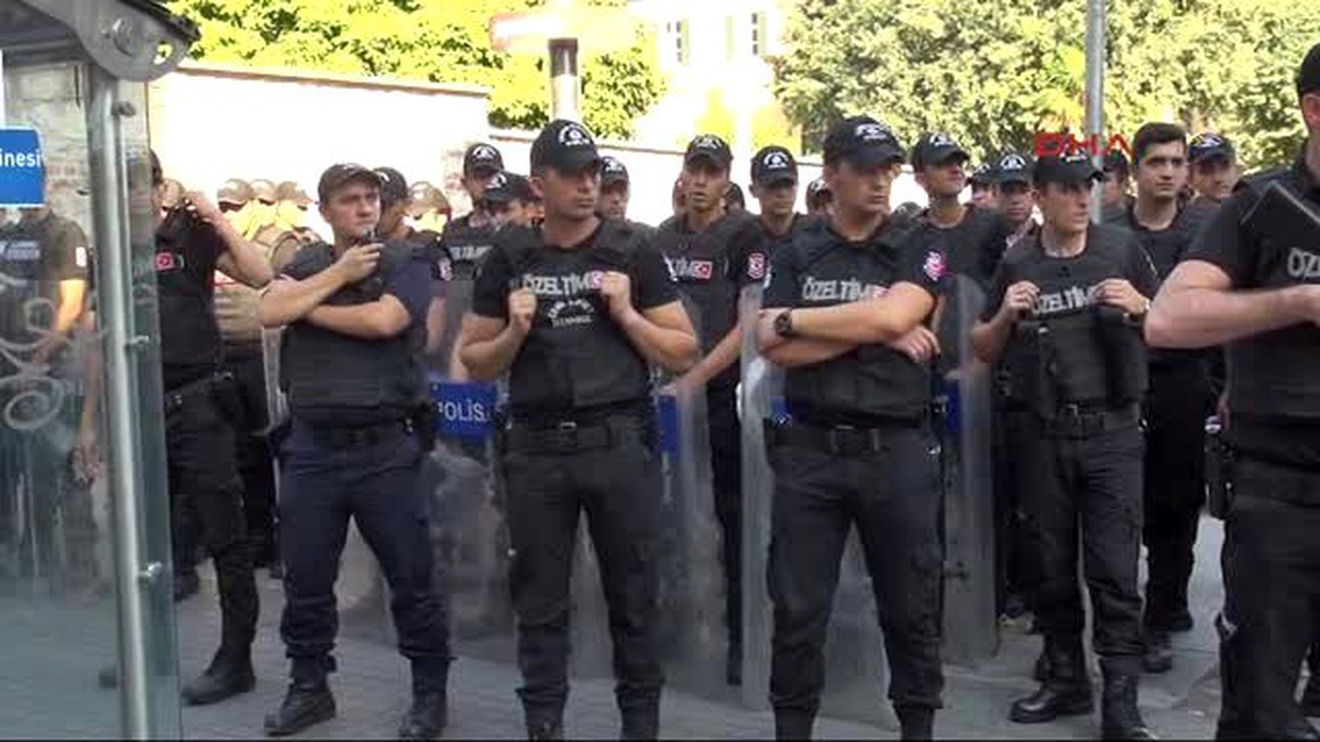 Beyoğlu\'nda "Şehitler İçin Ayağa Kalkıyoruz" Yürüyüşü
