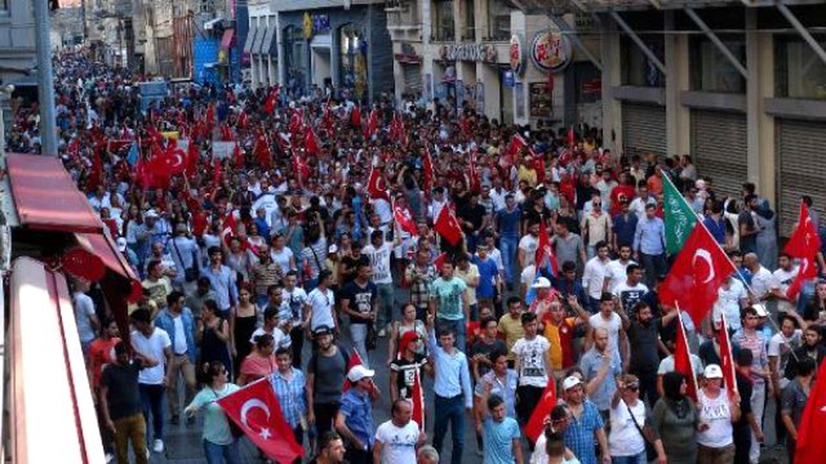 Beyoğlu\'nda \'Şehitler İçin Ayağa Kalkıyoruz" Yürüyüşü