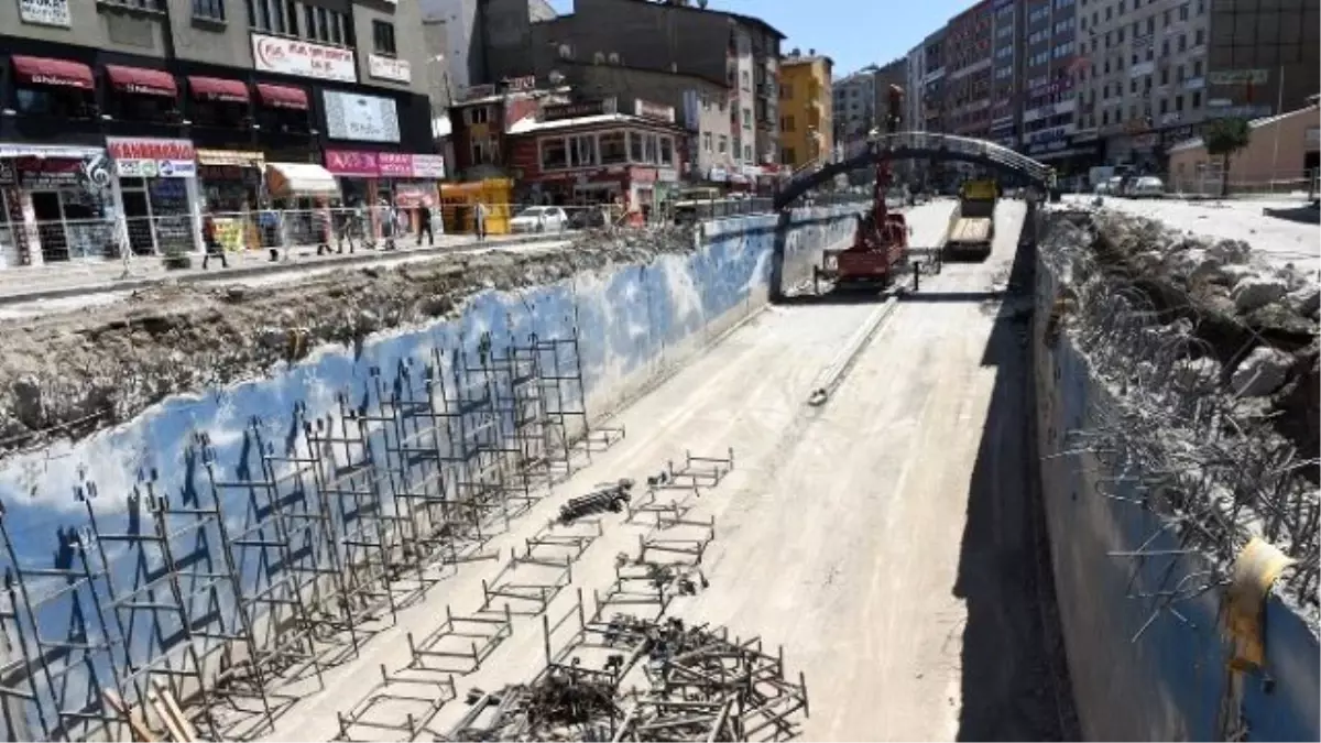 Büyükşehir, Cumhuriyet Caddesi\'ne Meydan Yapıyor