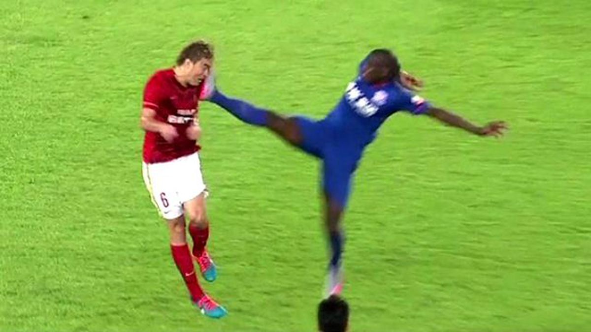 Demba Ba Rakibine Uçan Tekme Attı