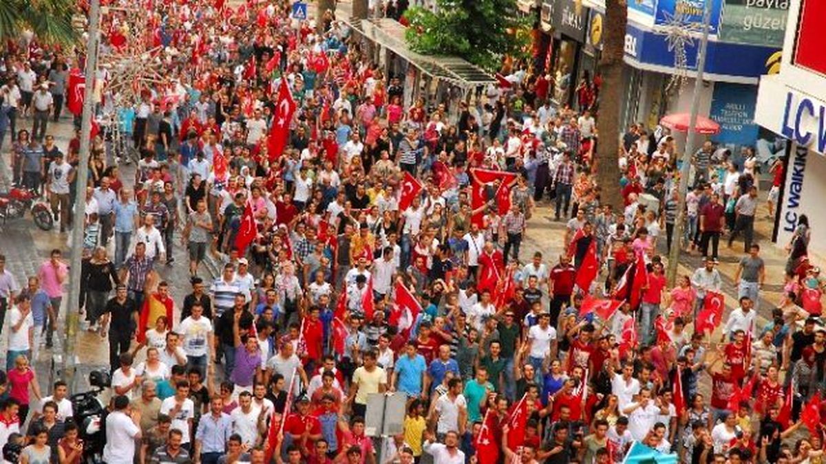 Denizli\'de 2 Bin Kişi Şehitler İçin Yürüdü