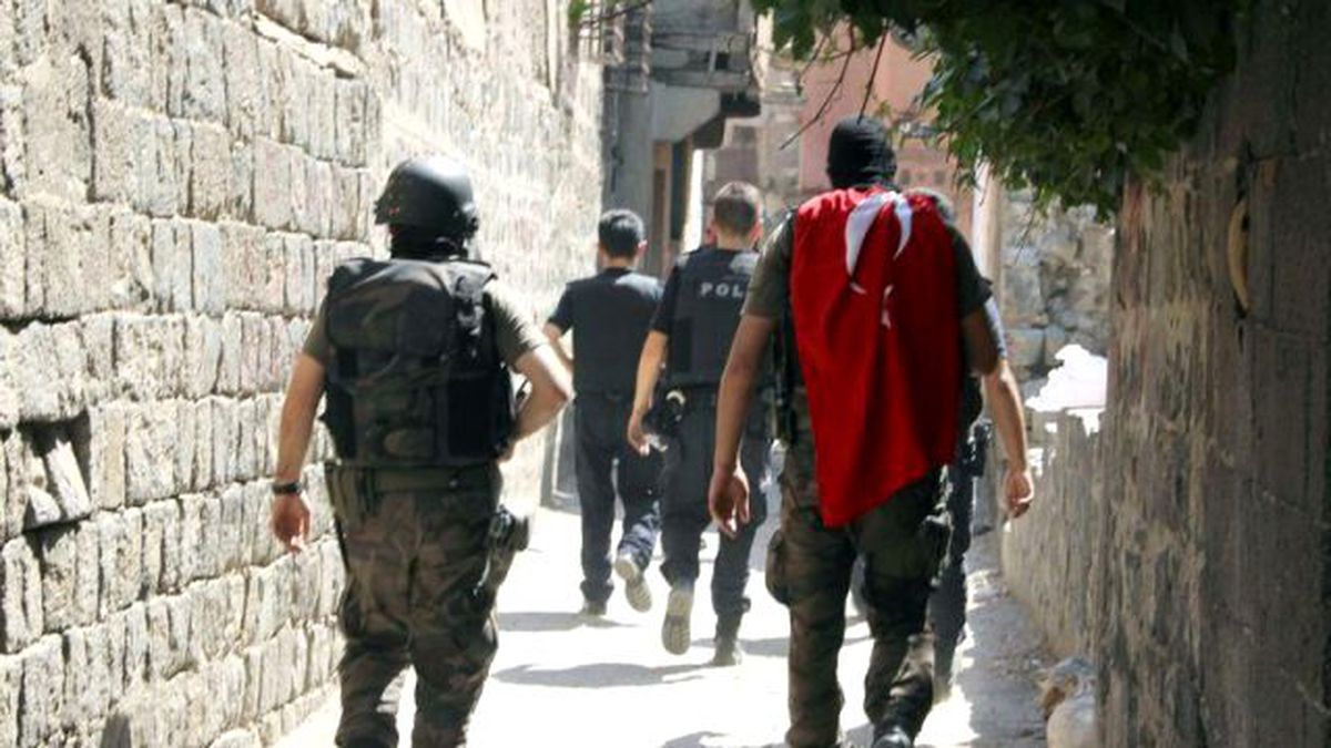 Diyarbakır'da Türk Bayraklı Dev Operasyon