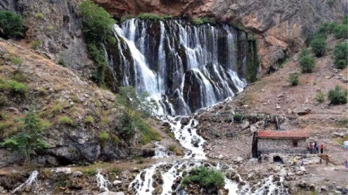 Kapuzbaşı Şelalesine Ziyaretçi Akını