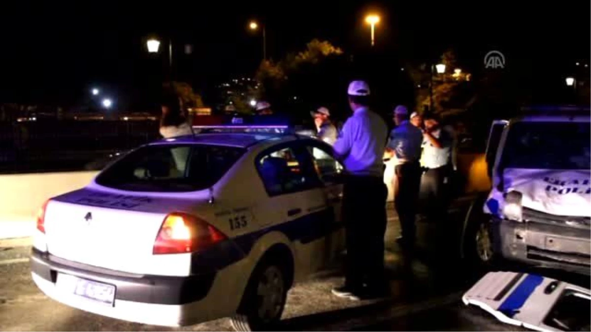 Samsun\'da Kaza Yerinde Önlem Alan Polislere Minibüs Çarptı