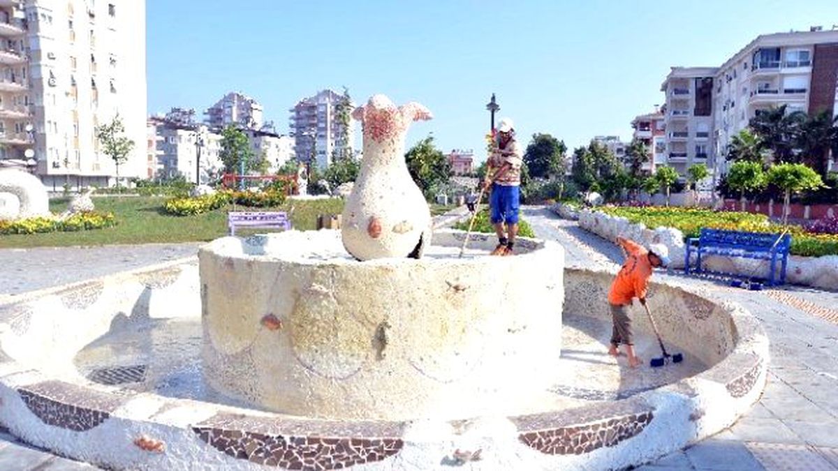 Muratpaşa\'dan Parklardaki Havuzlara Bakım