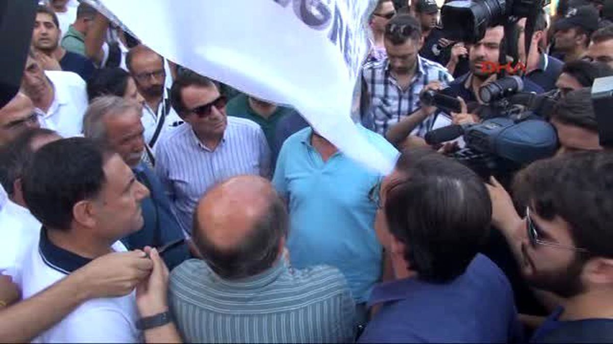 Polis, Hdp\'nin Galatasaray Meydanı\'nda Basın Açıklaması Yapmasına İzin Vermedi