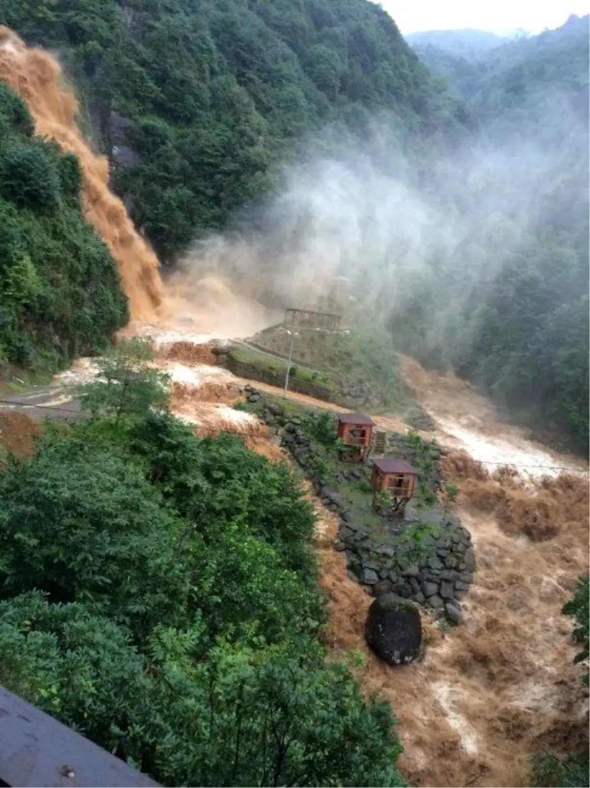 Rize'deki Şiddetli Yağış Turistik Şelaleyi İşte Bu Hale Getirdi