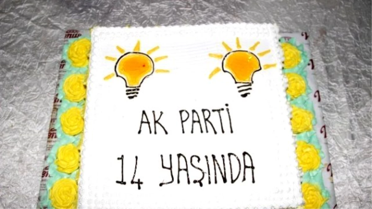 Taşköprü\'de AK Parti\'nin 14. Yıldönümü, Pasta Kesilerek Kutlandı
