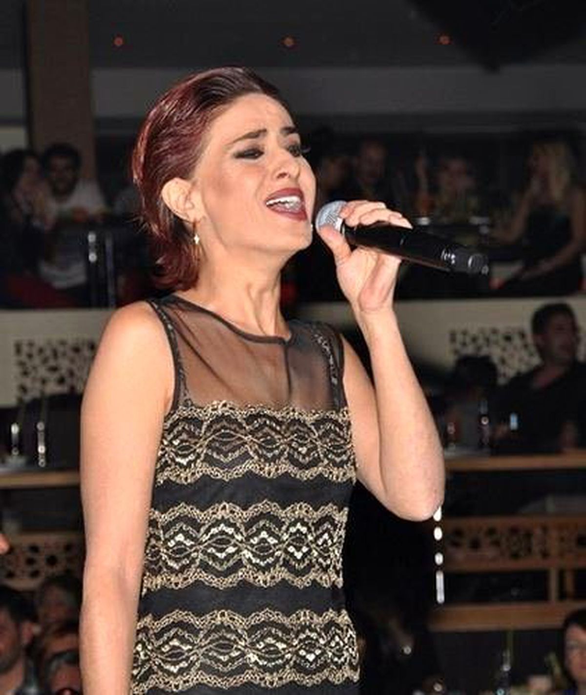 Yıldız Tilbe Sahnede Şarkısını Unuttu!