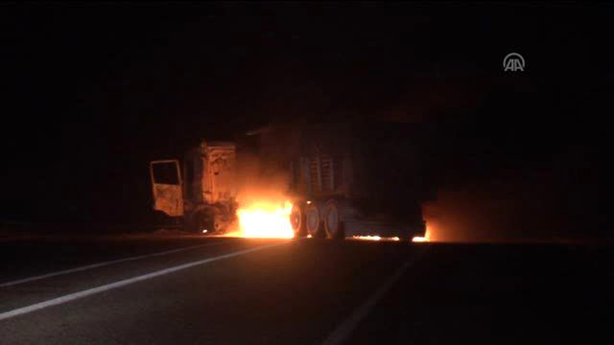 Tunceli\'de Yol Kesen Teröristler Bir Tırı Ateşe Verdi