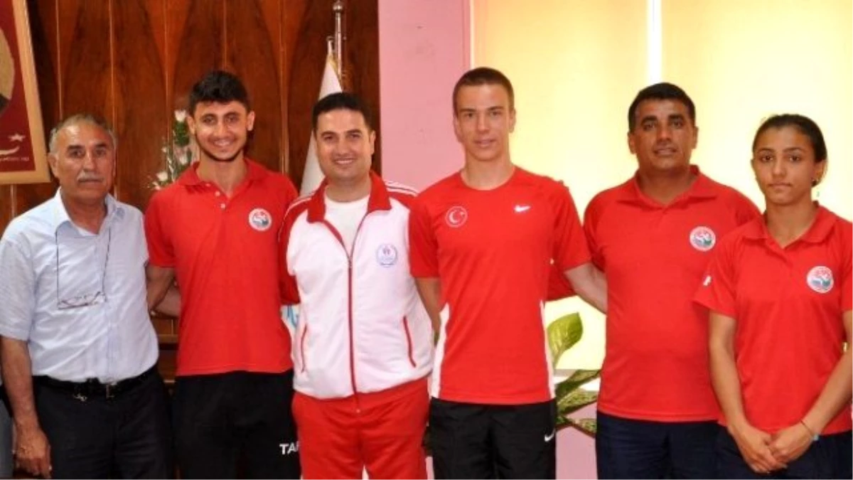 Adana Tohm Sporcusu Tenekebüken Sırıkla Atlamada Yıldız ve Gençlerde Yeni Türkiye Rekoru Kırdı