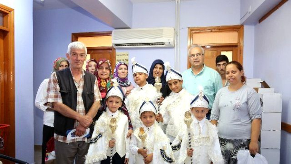 Adapazarı Belediyesi Sünnet Şöleni İçin 70 Çocuğa Sünnet Kıyafeti Dağıttı
