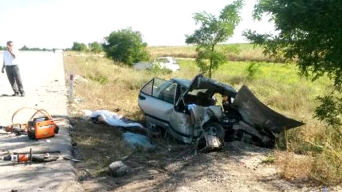 Afyonkarahisar\'da Otomobille Kamyonet Çarpıştı: 4 Ölü