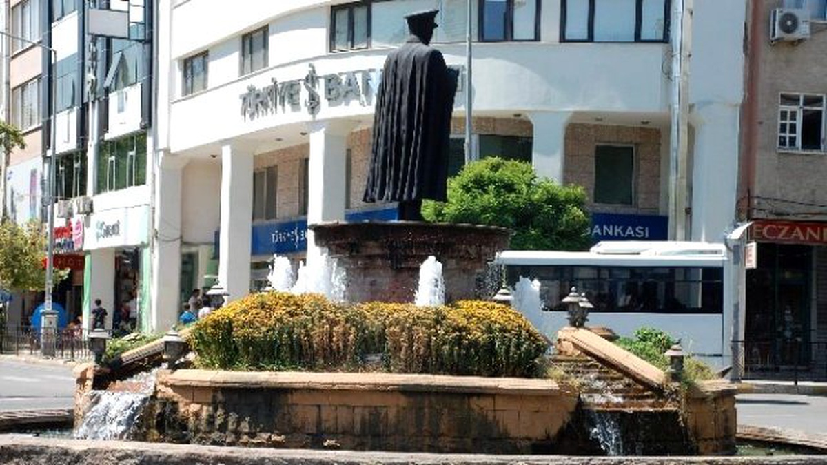 Atatürk Heykeli Bakım Bekliyor
