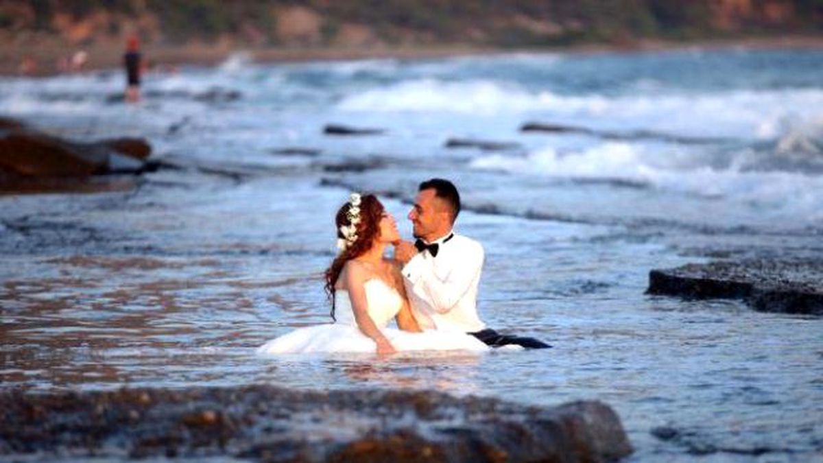 Düğün Fotoğrafı İçin Denize Girdiler