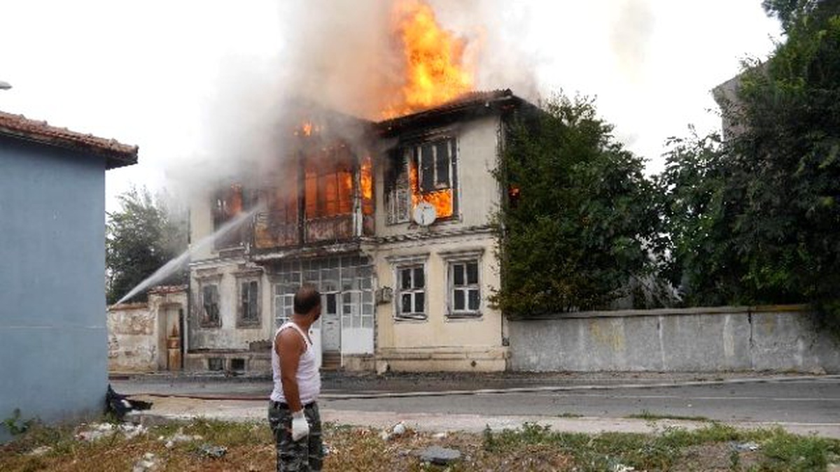 Edirne\'de Tarihi Bina Yangında Kül Oldu