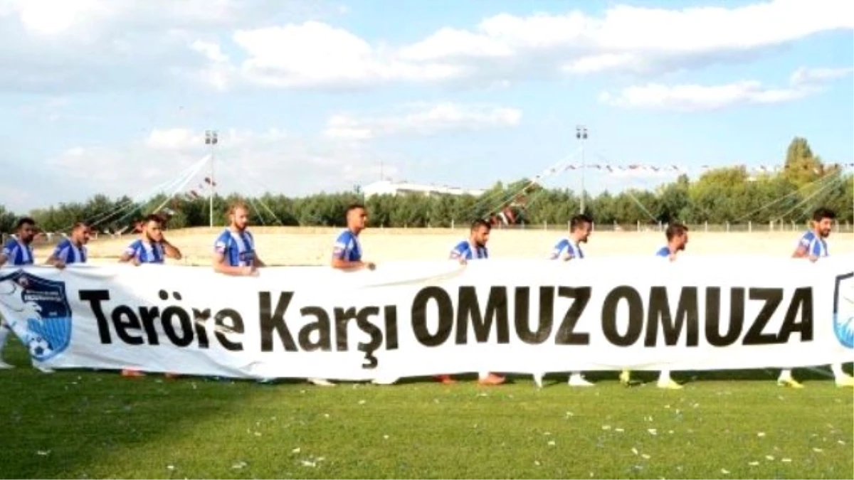 Erzurumsporlu Futbolcular Sahaya \'Teröre Karşı Omuza Omuza\' Pankartı ile Çıktı