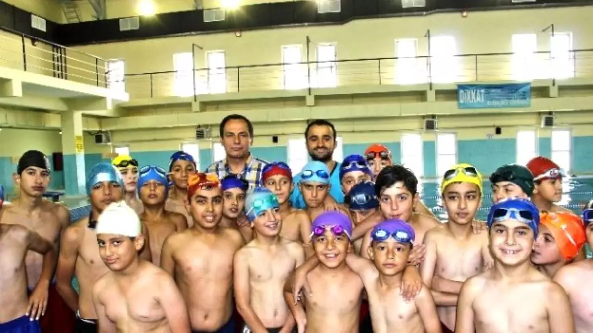 Eş Başkan Olan Yüzme Kursunu Ziyaret Etti