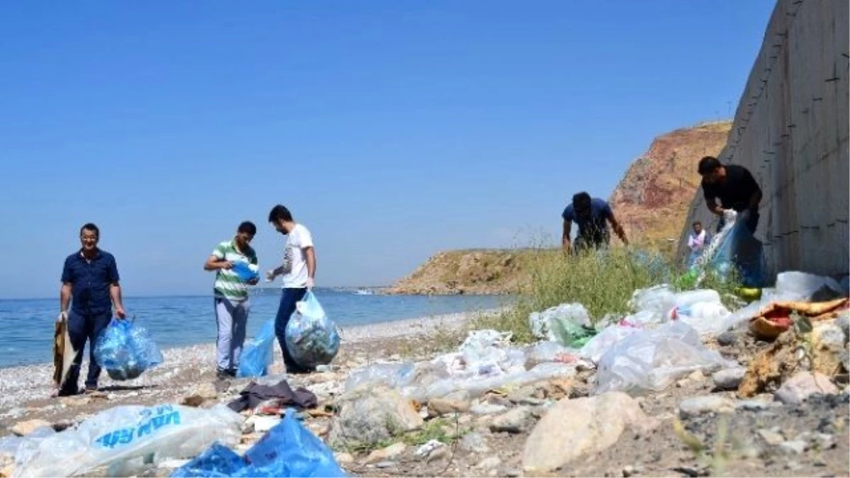 Gönüllü Gençlerden Sahil Temizliği