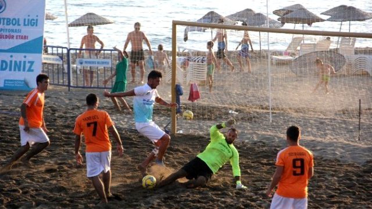 Gümüldür\'de Plaj Futbol Şöleni