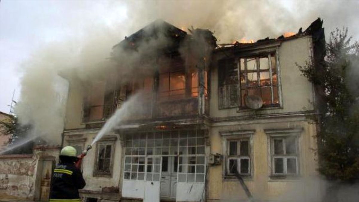 İki Katlı Ahşap Bina Alevlere Teslim Oldu
