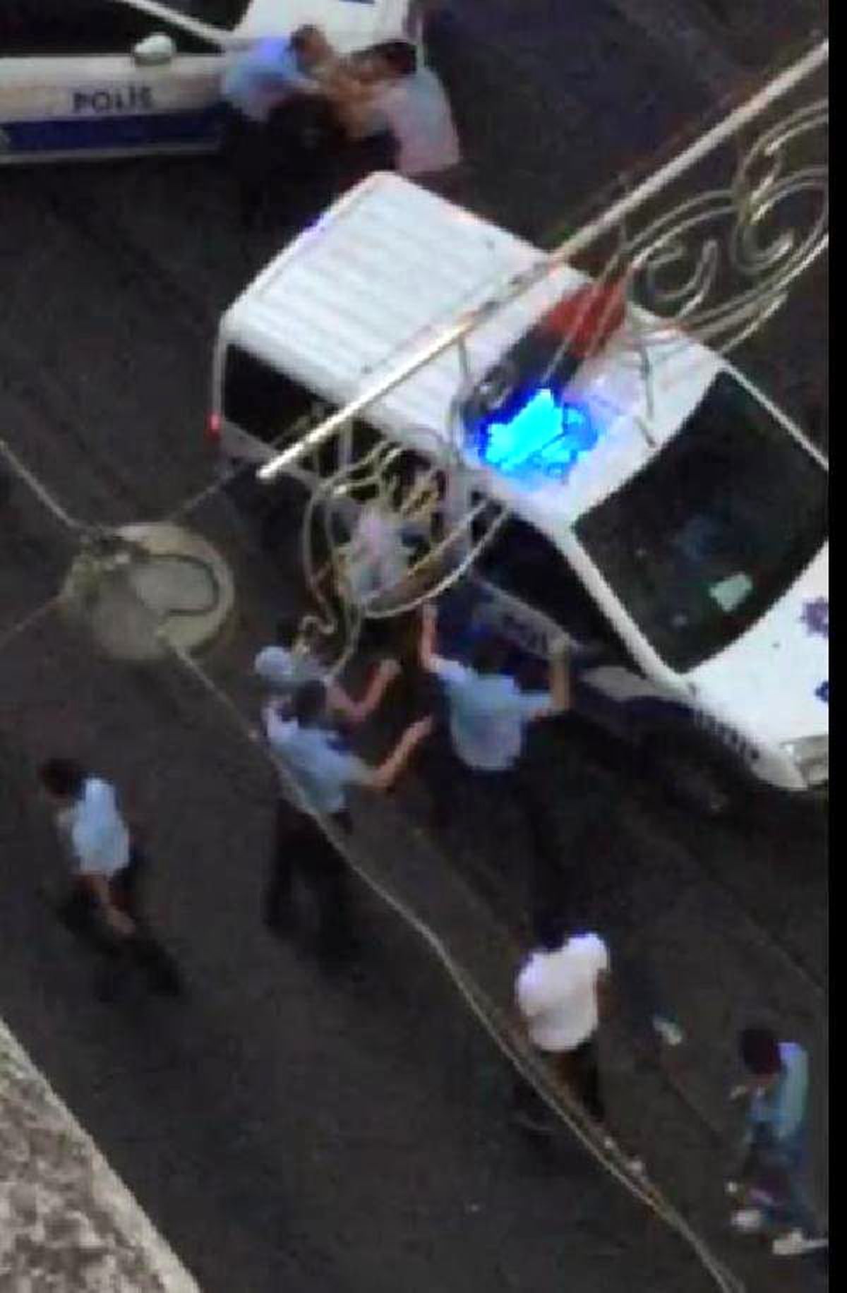 İstiklal Caddesi'nde Yaşanan Kavga Anbean Kameralara Yansıdı