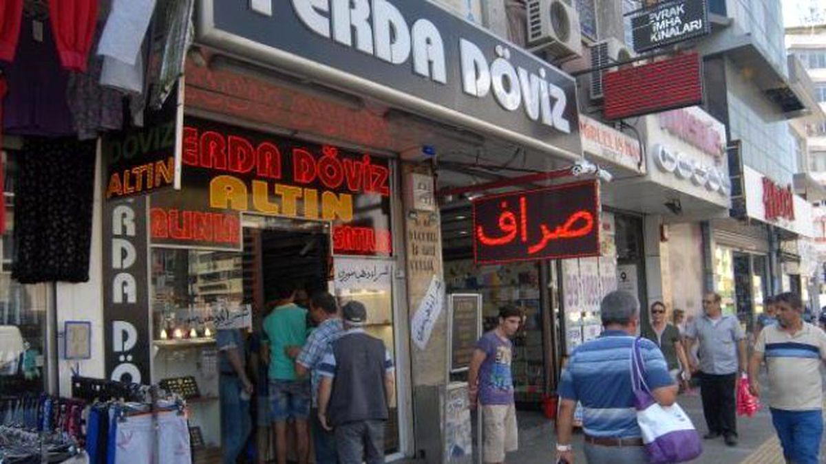 İzmir\'de, Suriyeliler\'le Birlikte Tabelalar Değişti, Can Yeleği Pazarı Oluştu