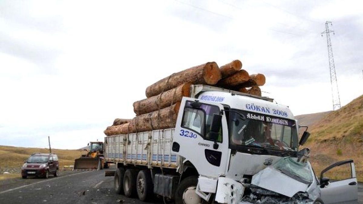 Kamyonla Otomobil Çarpıştı: Biri Polis 2 Ölü