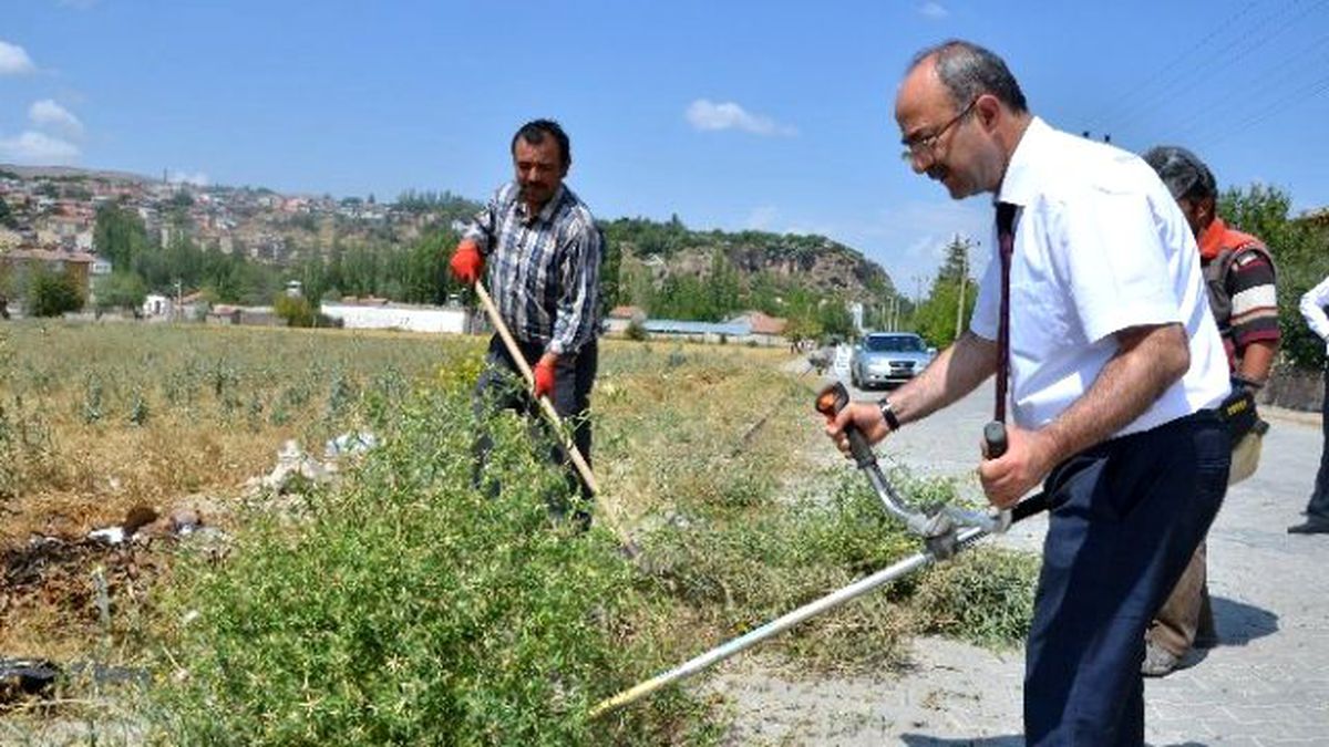 Marka Belediyecilik\' Parolasıyla Yola Çıkan Başkan Gülcüoğlu Çim Biçiyor, Yol Süpürüyor