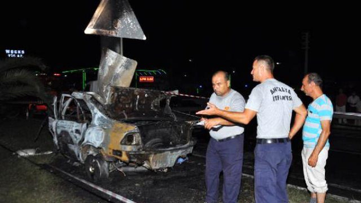 Otomobil Direğe Çarptı, 2 Kişi Yanarak Öldü